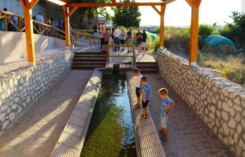 Lorca students restore historic washhouse at Coy river beach