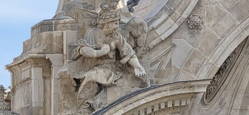 An angel with a smartphone? Murcia Cathedral reveals a hidden detail