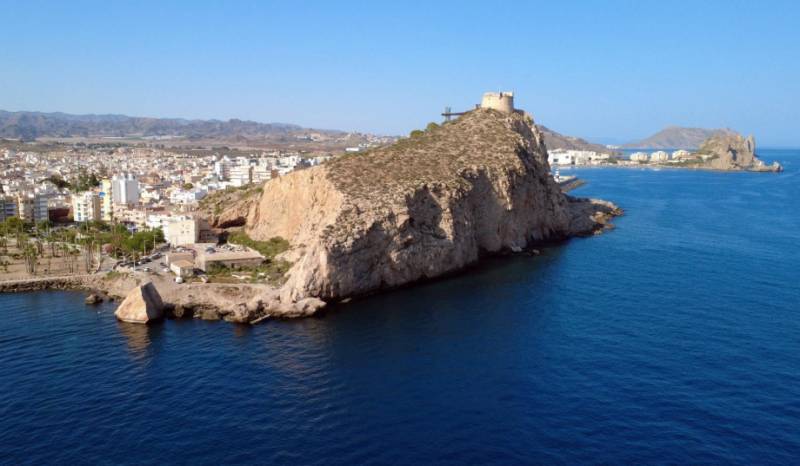 Exploring Águilas’ western coastline beneath El Peñón del Roncaor